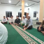 sambut idul fitri 1446 h, kades tenjolaya memberikan bingkisan ke masjid jami