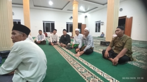 sambut idul fitri 1446 h, kades tenjolaya memberikan bingkisan ke masjid jami