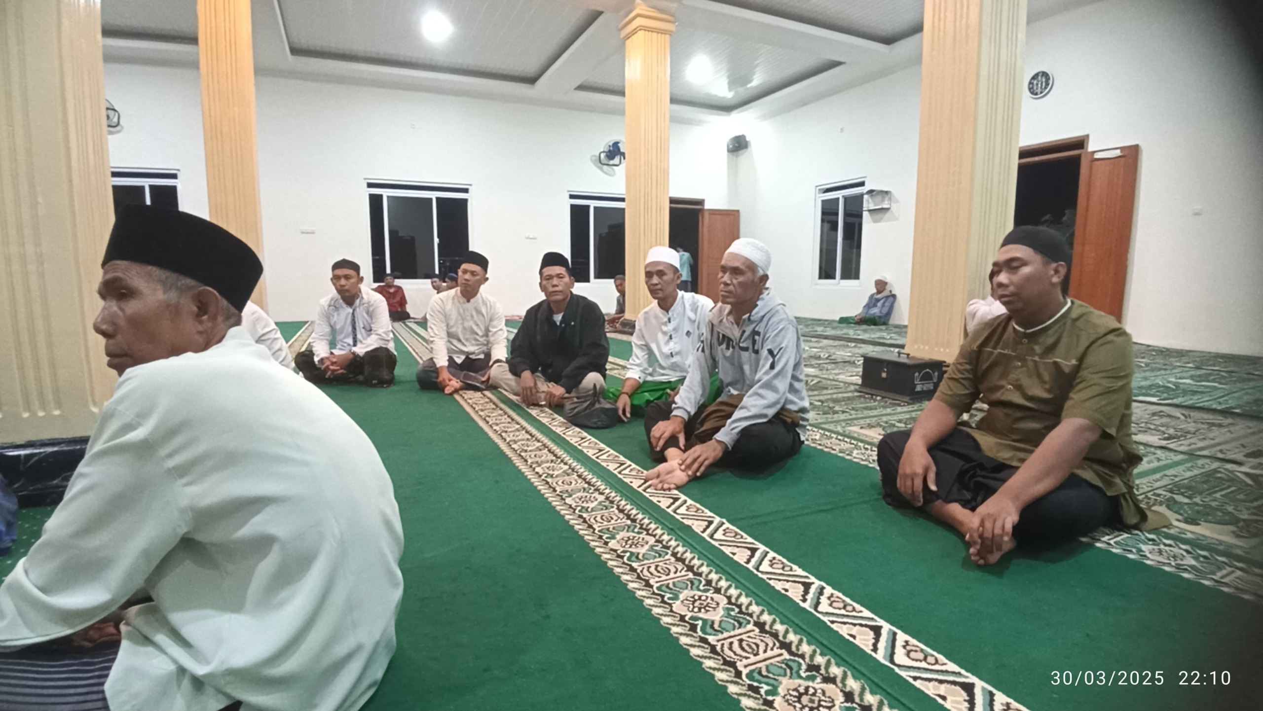 sambut idul fitri 1446 h, kades tenjolaya memberikan bingkisan ke masjid jami