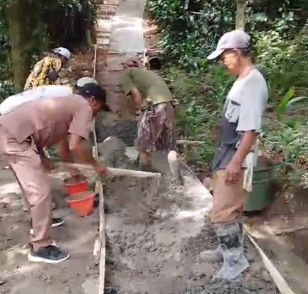 Desa Tenjolaya Lakukan Pembangunan Rabat Beton Jalan Lingkungan di Kebon Limus Sepanjang 170 Meter