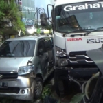 Truk Logistik Tabrak 4 Mobil di Jalan Ahmad Yani Sukabumi, Polisi Lakukan Olah TKP