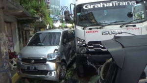 Truk Logistik Tabrak 4 Mobil di Jalan Ahmad Yani Sukabumi, Polisi Lakukan Olah TKP