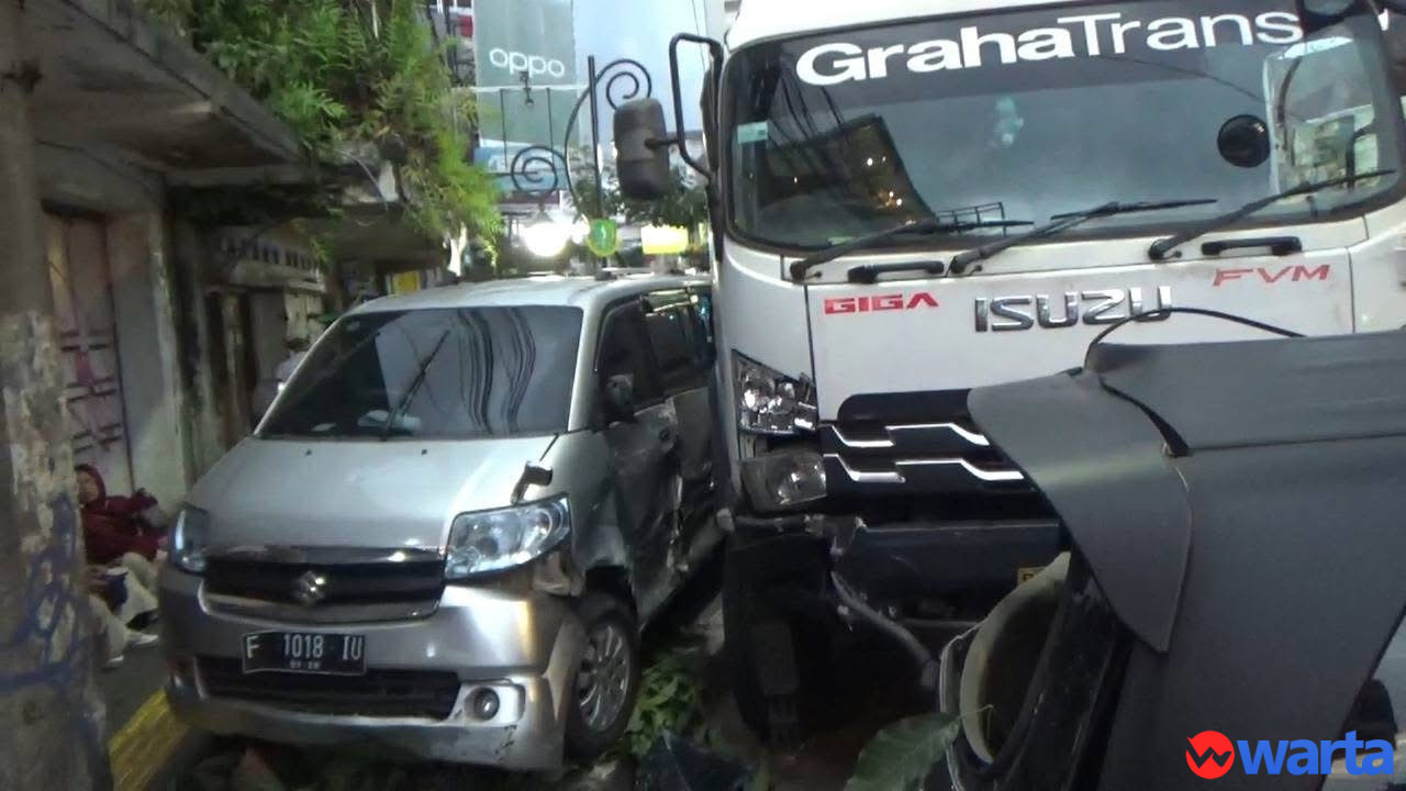 Truk Logistik Tabrak 4 Mobil di Jalan Ahmad Yani Sukabumi, Polisi Lakukan Olah TKP