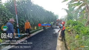 Peningkatan Pengaspalan Jalan Desa Sepanjang 320 Meter Di Desa Tenjolaya